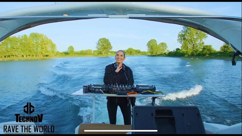 Lilly Palmer Kingsday session on a boat